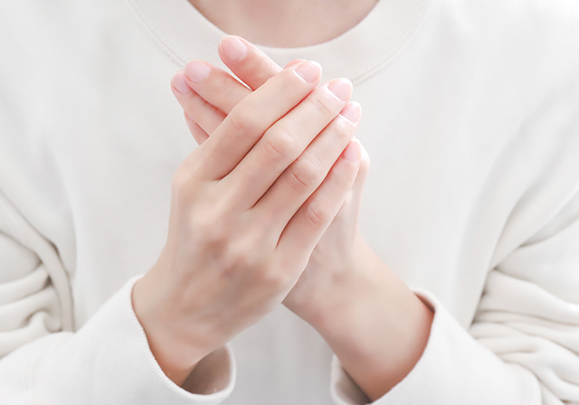 手を重ねている女性