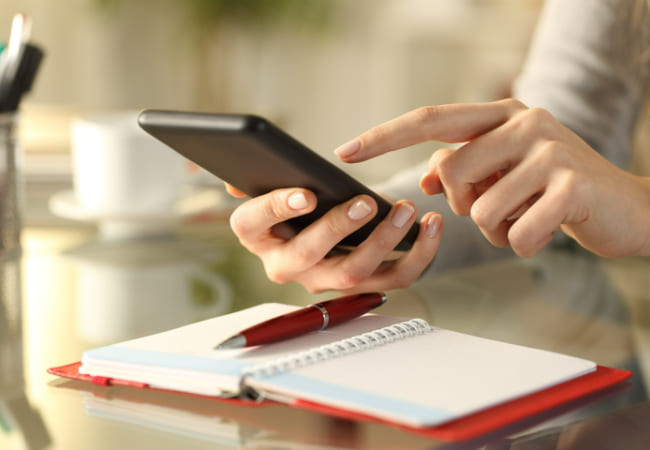 スマホを触る女性の手元