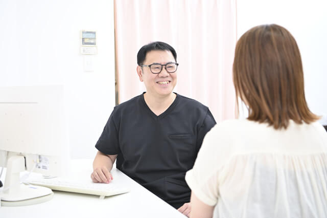 桑園オリーブ皮膚科クリニックでの診察風景