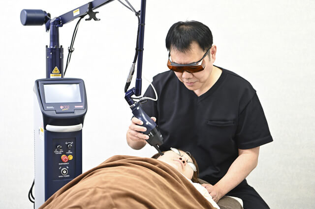 桑園オリーブ皮膚科クリニックでの皮膚腫瘍の診療の様子