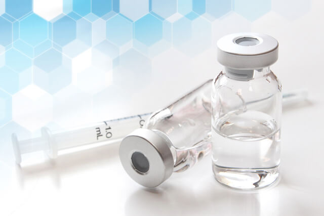 ワクチンと注射器