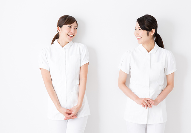 微笑みあう看護師のふたり