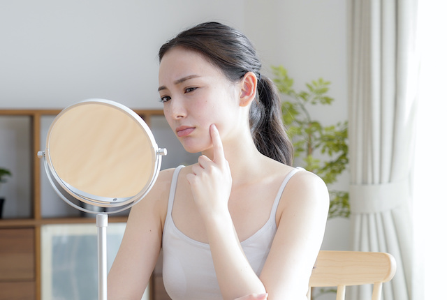 ニキビに悩む女性