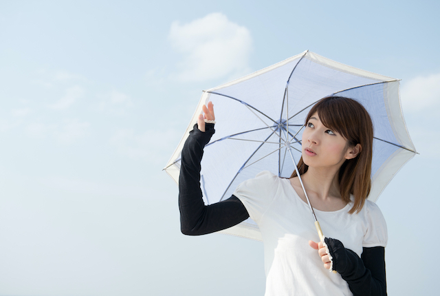 日傘を差す女性