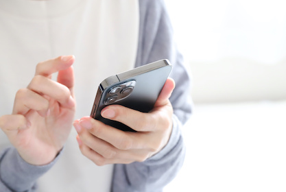 スマートフォンを操作する人