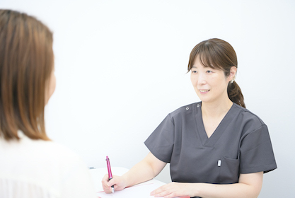 説明をする看護師