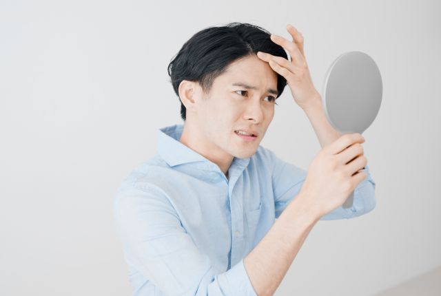 ヘアチェックをする若い男性