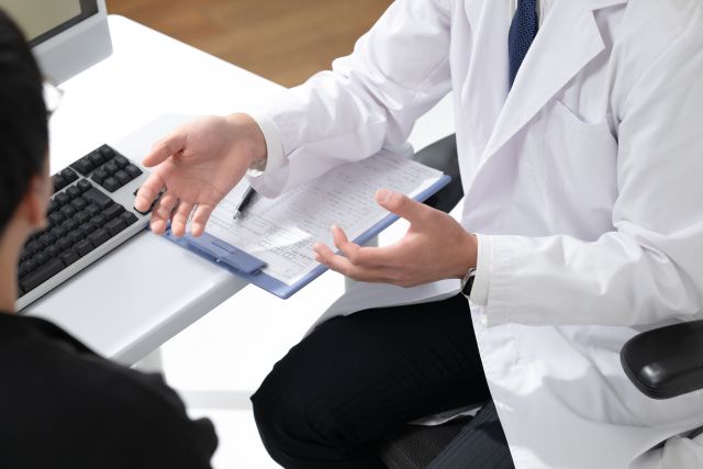 診察をする医師