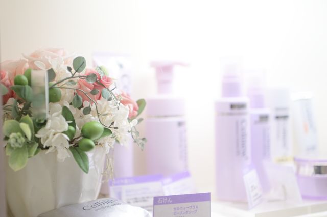 様々なコスメと花