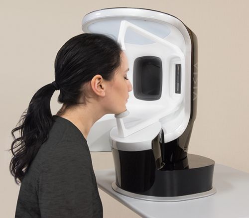 VISIAでの画像診断を行う女性