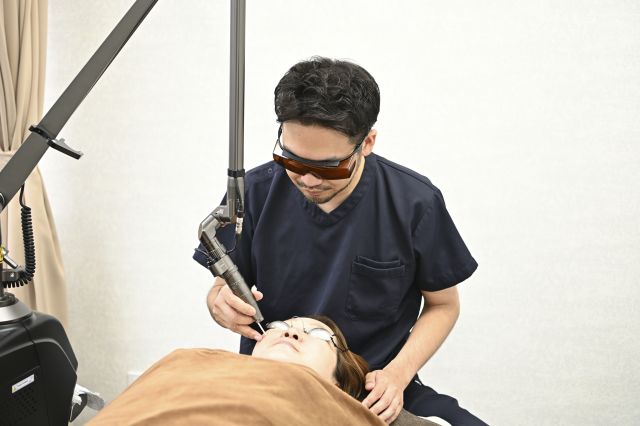 治療を行う医師