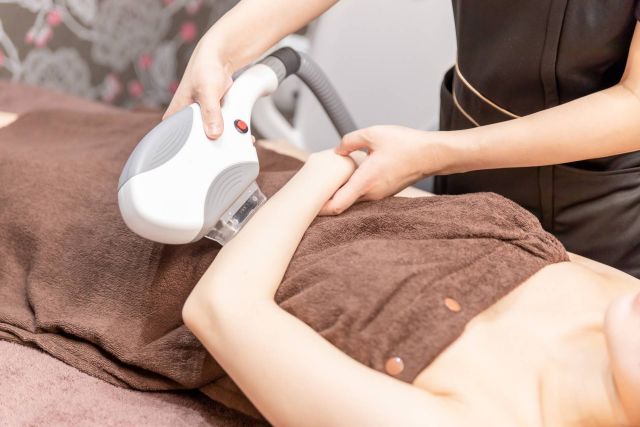 脱毛治療を受ける女性