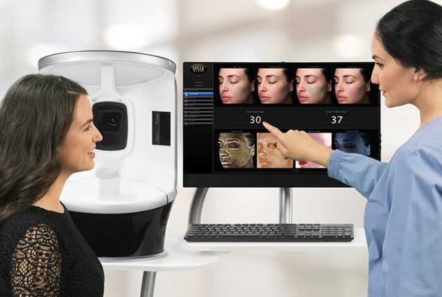 visiaの解析画像をチェックする2人の女性