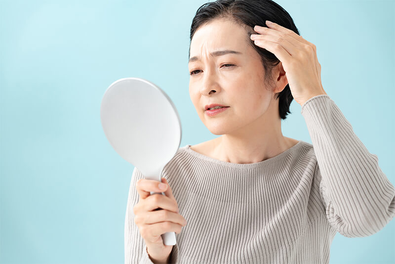薄毛に悩む女性